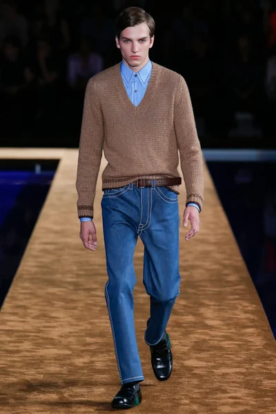 Look 18